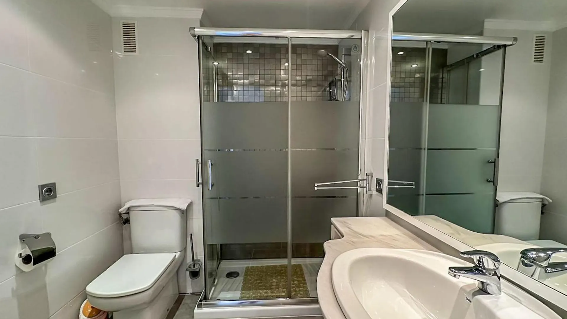 Coastal Family Apartment In La Carihuela Torremolinos